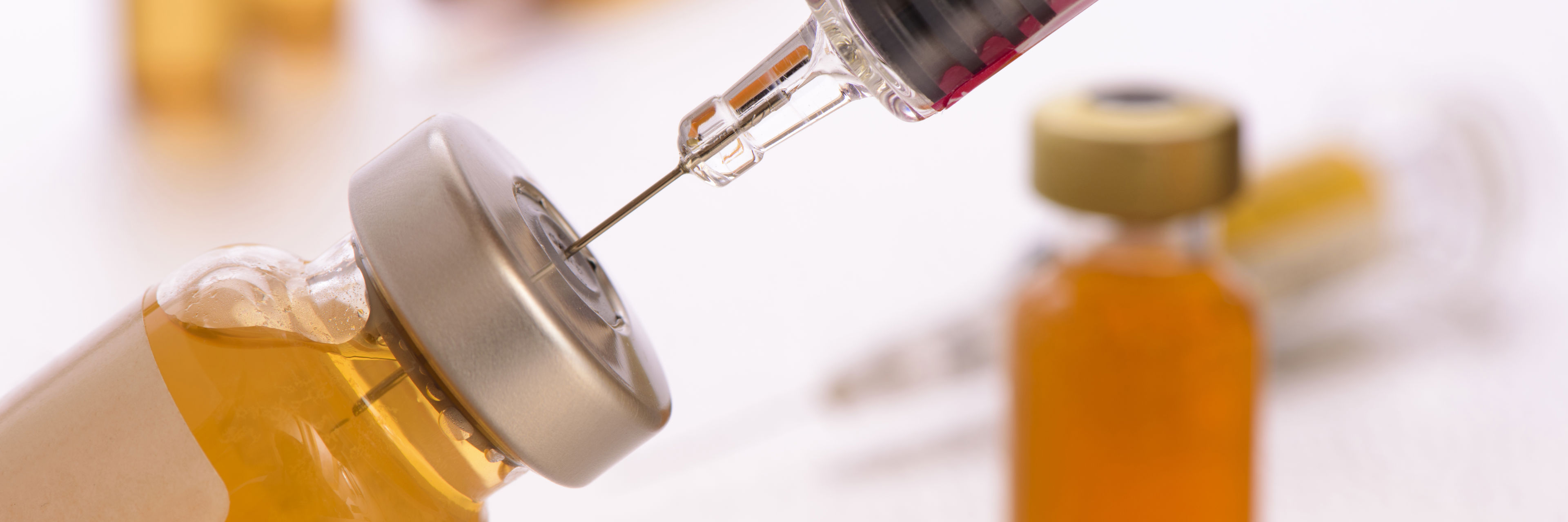 En vaccine der trækkes op i en sprøjte