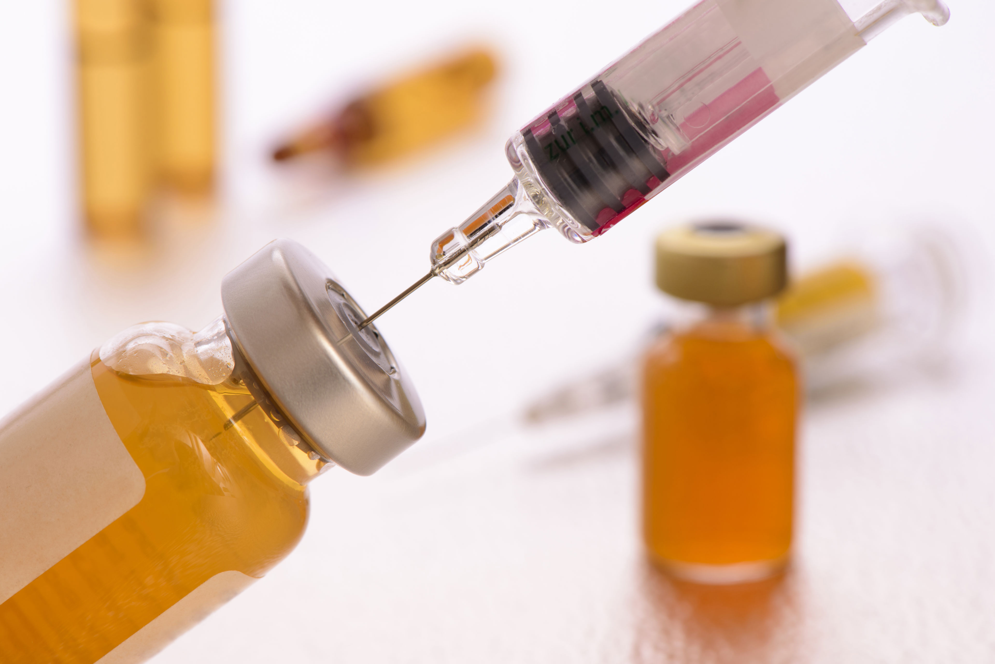 En vaccine der trækkes op i en sprøjte