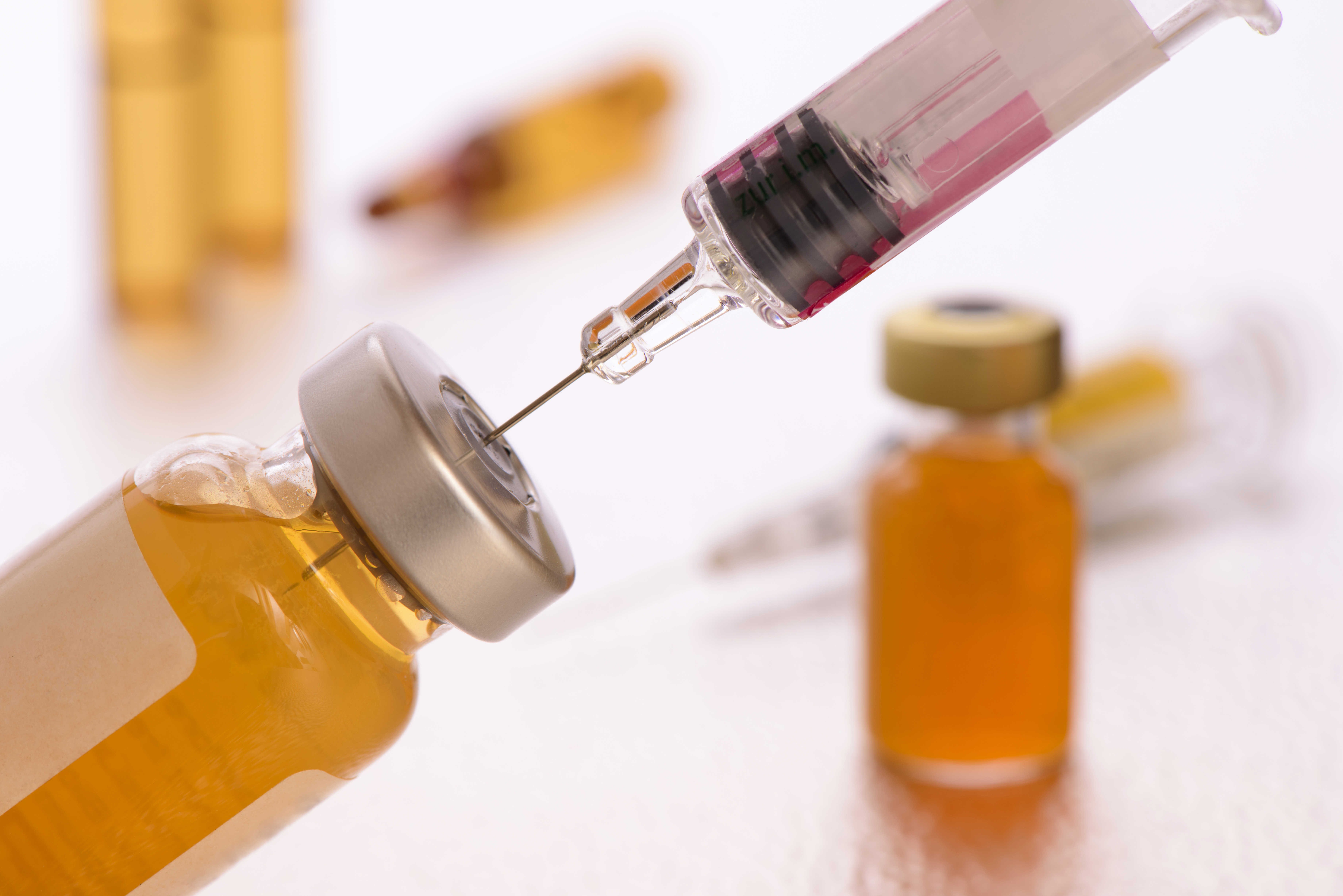 En vaccine der trækkes op i en sprøjte