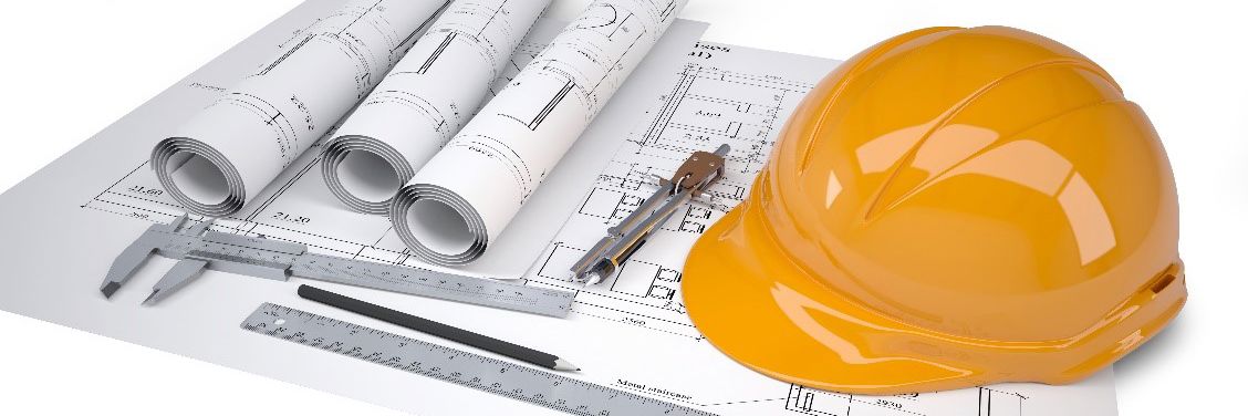 Tegninger, linealer, sikkerhedshjelm med mere