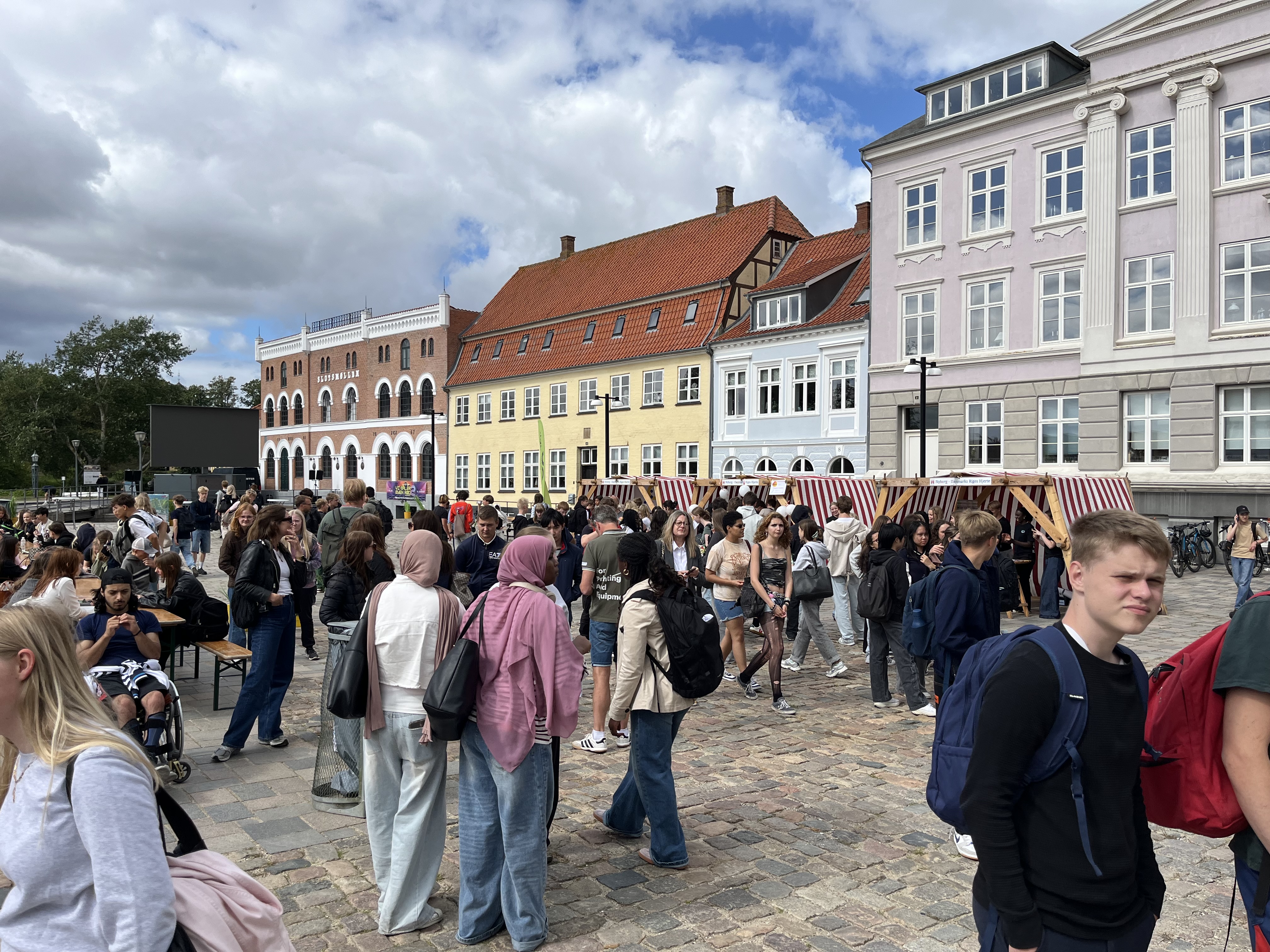 Unge mennesker laver streetart til NYD 2025