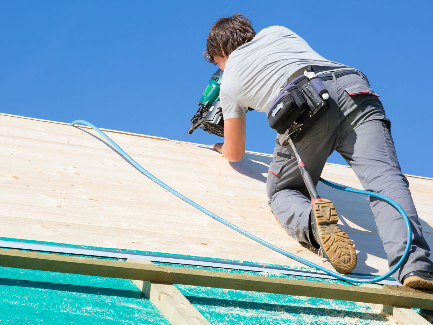 Tømrer der arbejder på et tag