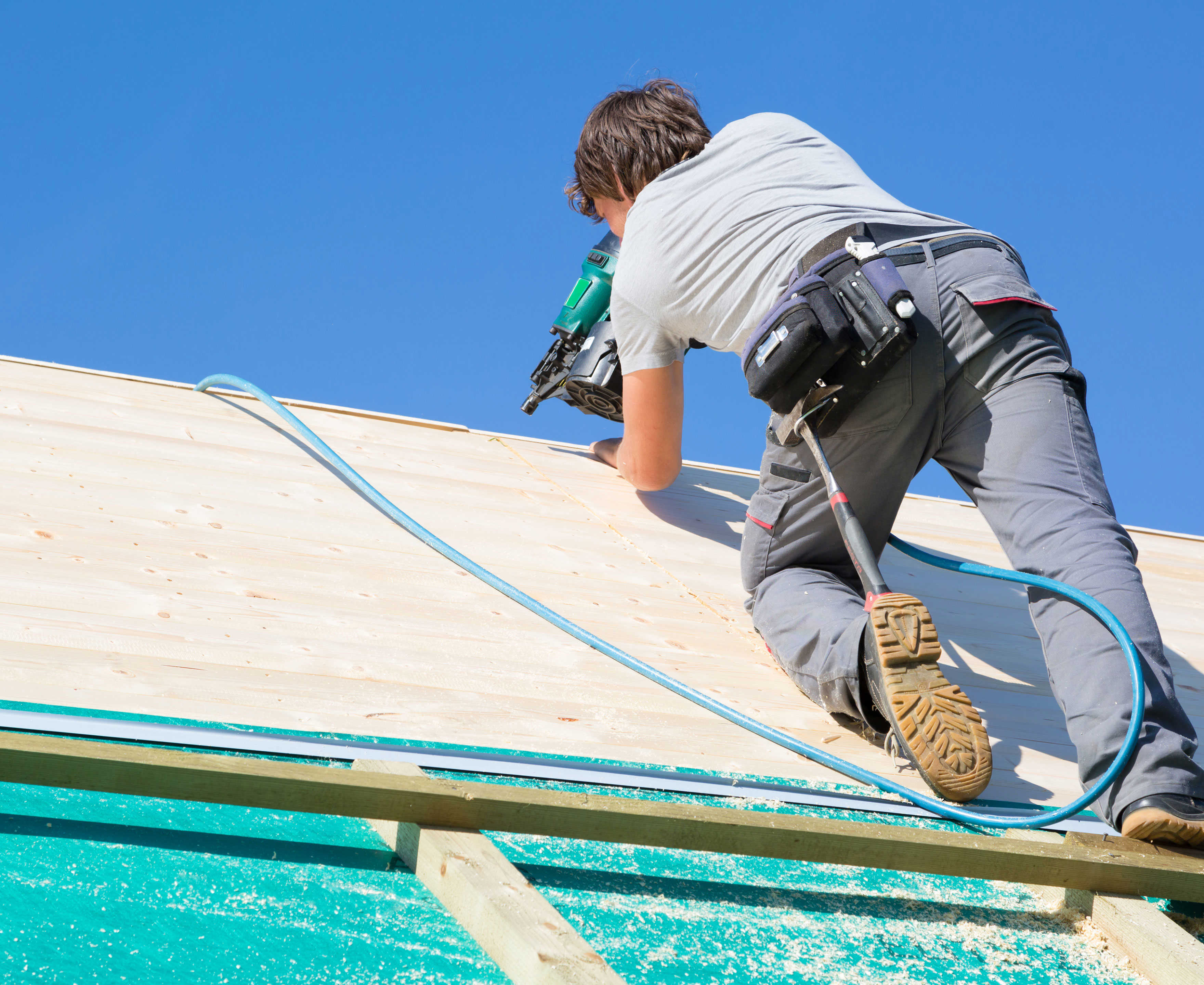 Tømrer der arbejder på et tag