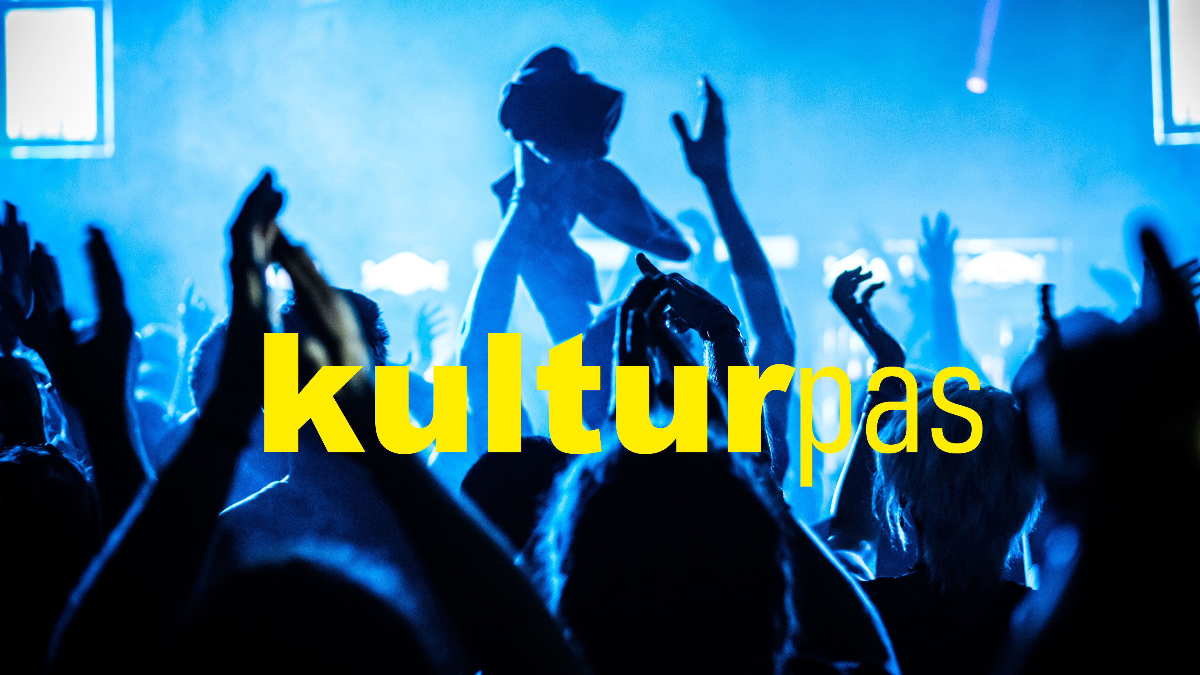 Publikum til koncert med påskriften 'Kulturpas'