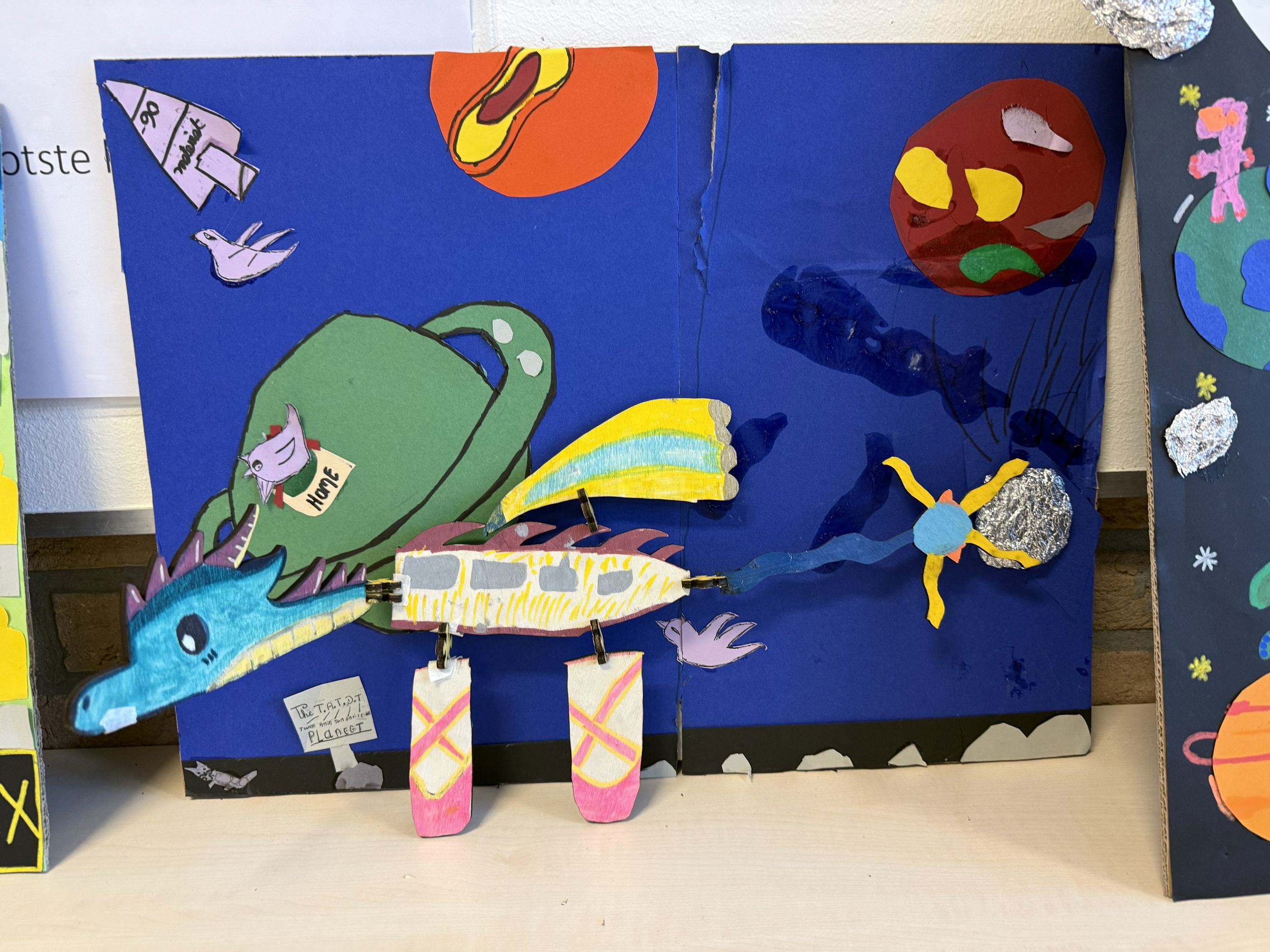 Planche med lasercuttede rumvæsner