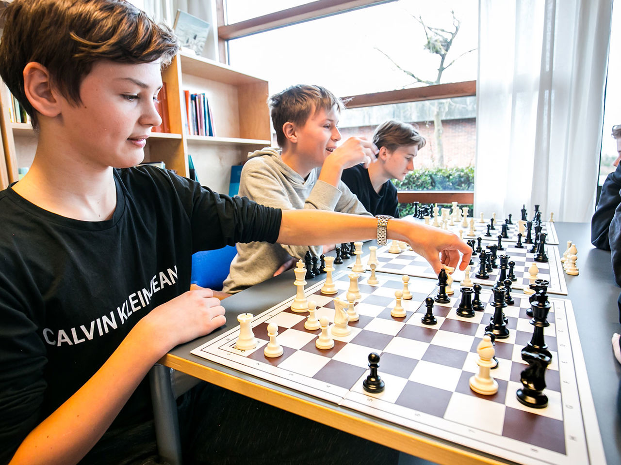 Børn der spiller skak