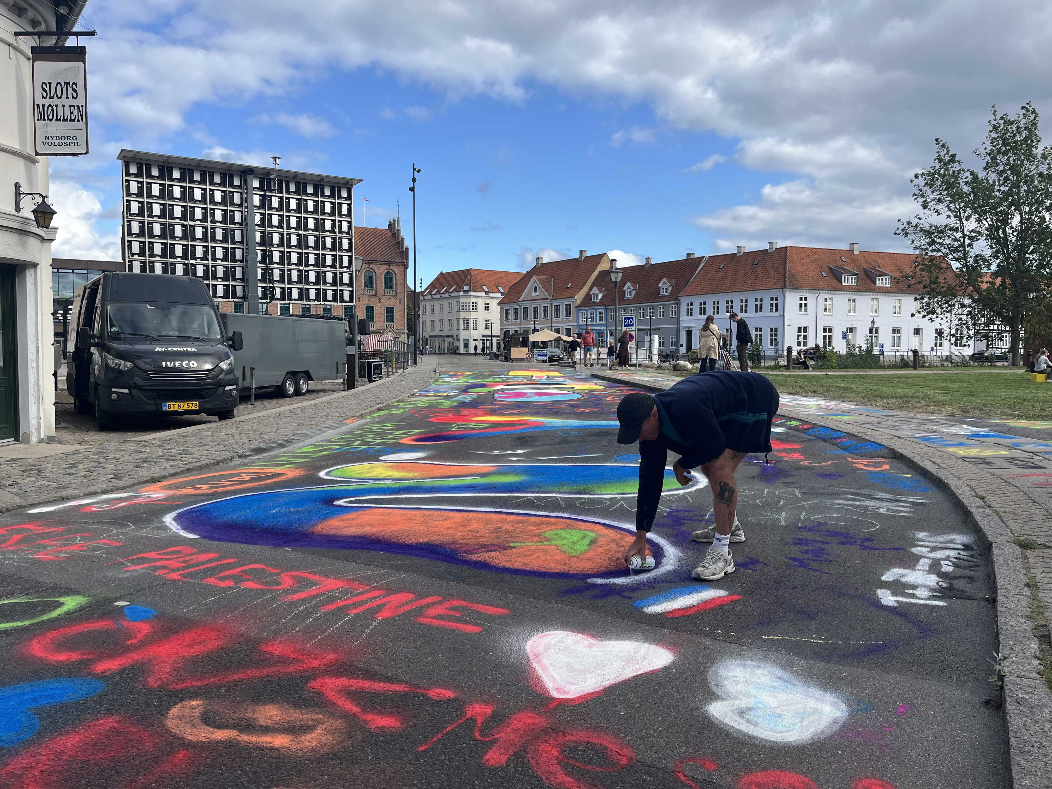 Kunstner laver streetart med unge til NYd