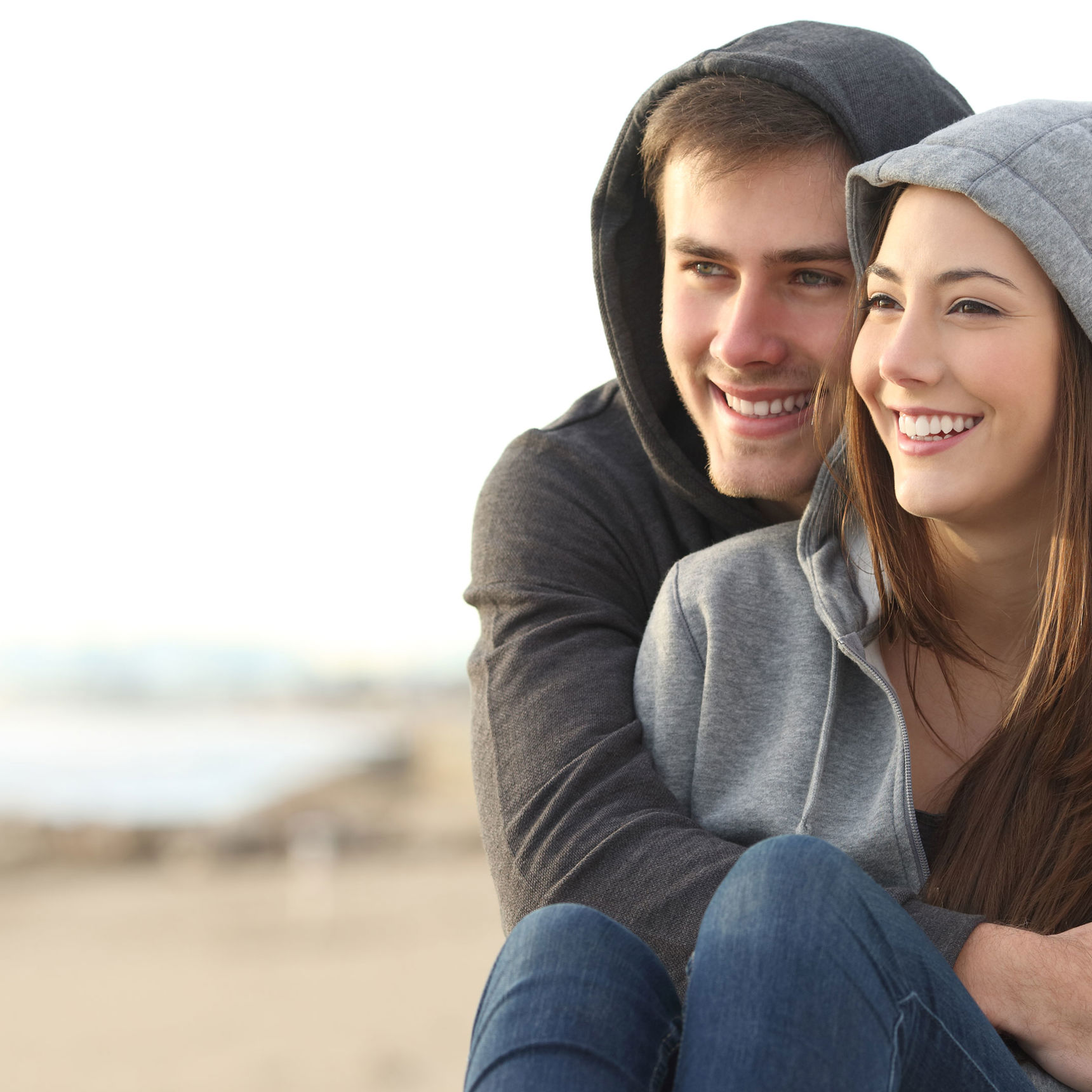 To unge i en kærlig omfavnelse