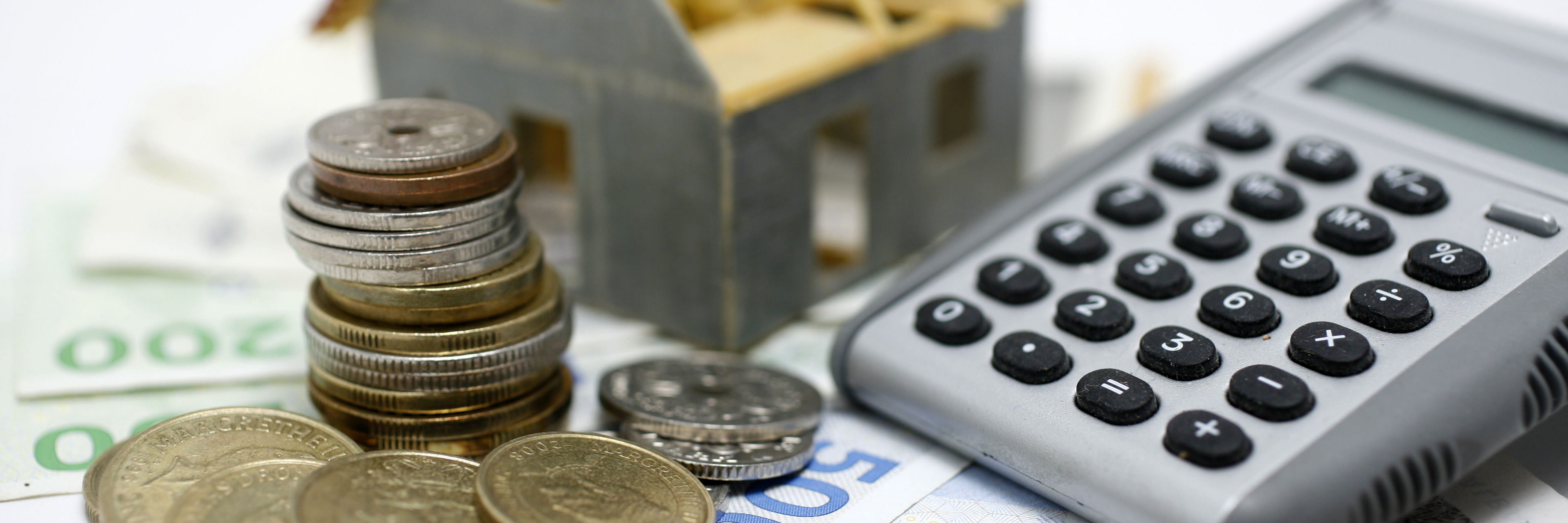 Penge, lommeregner og husfigur