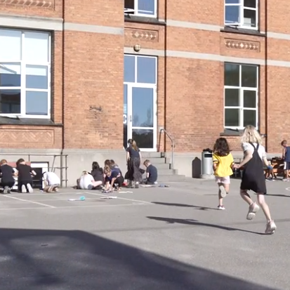 Børn der leger i skolegården på Birkhovedskolen