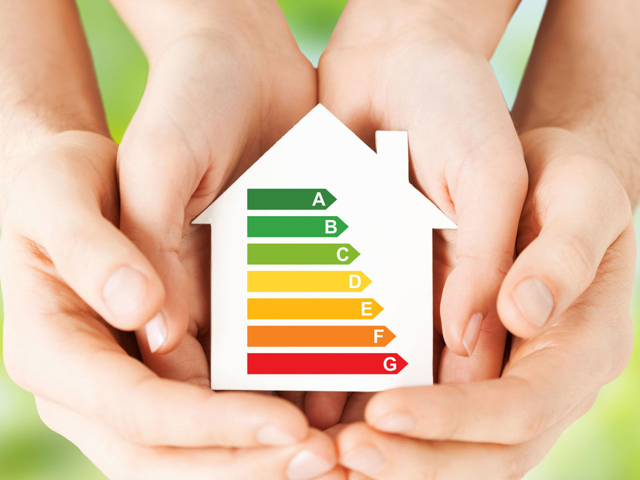 Hænder der holder et paphus, der viser energimærkning