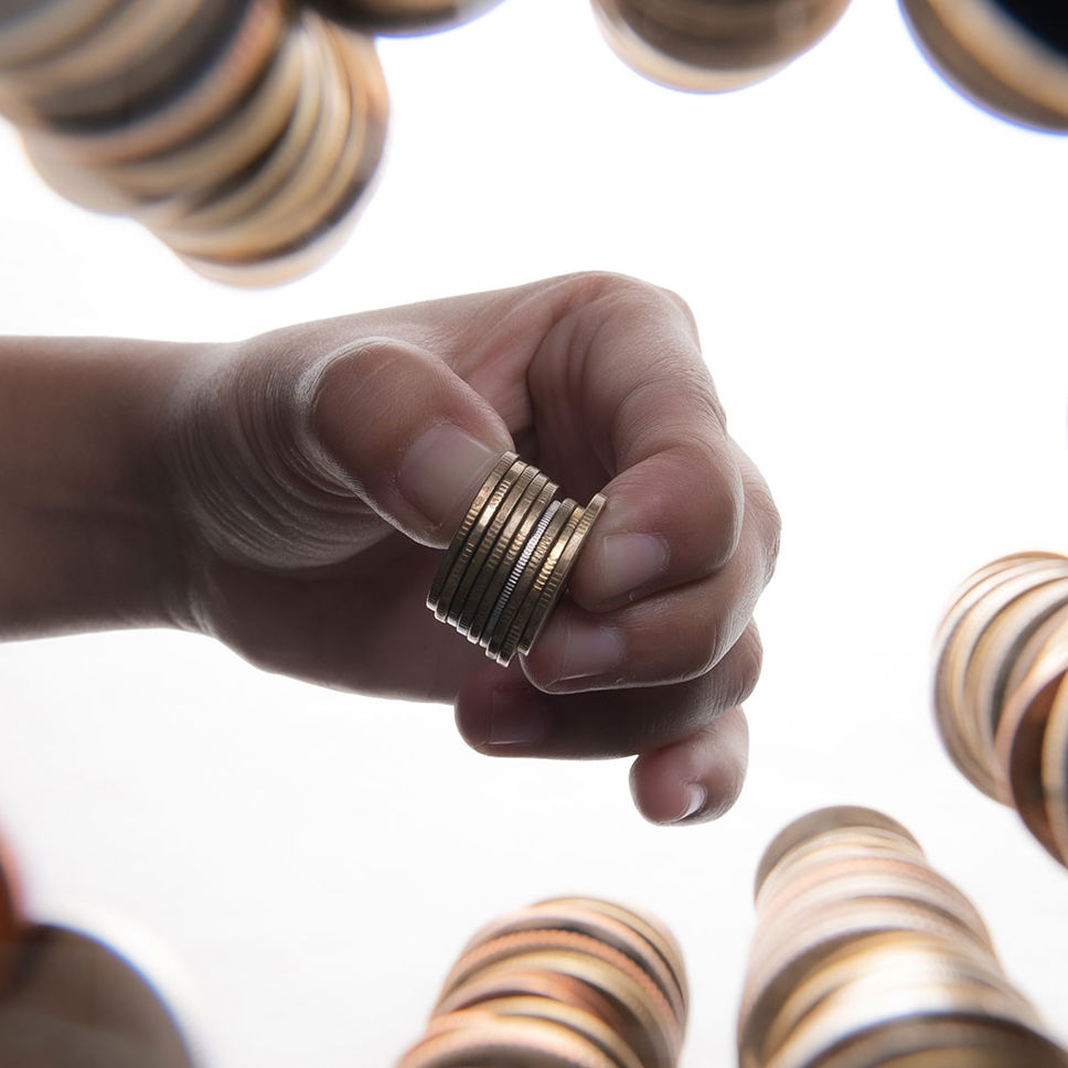 Hånd med mønter - set nedenfra