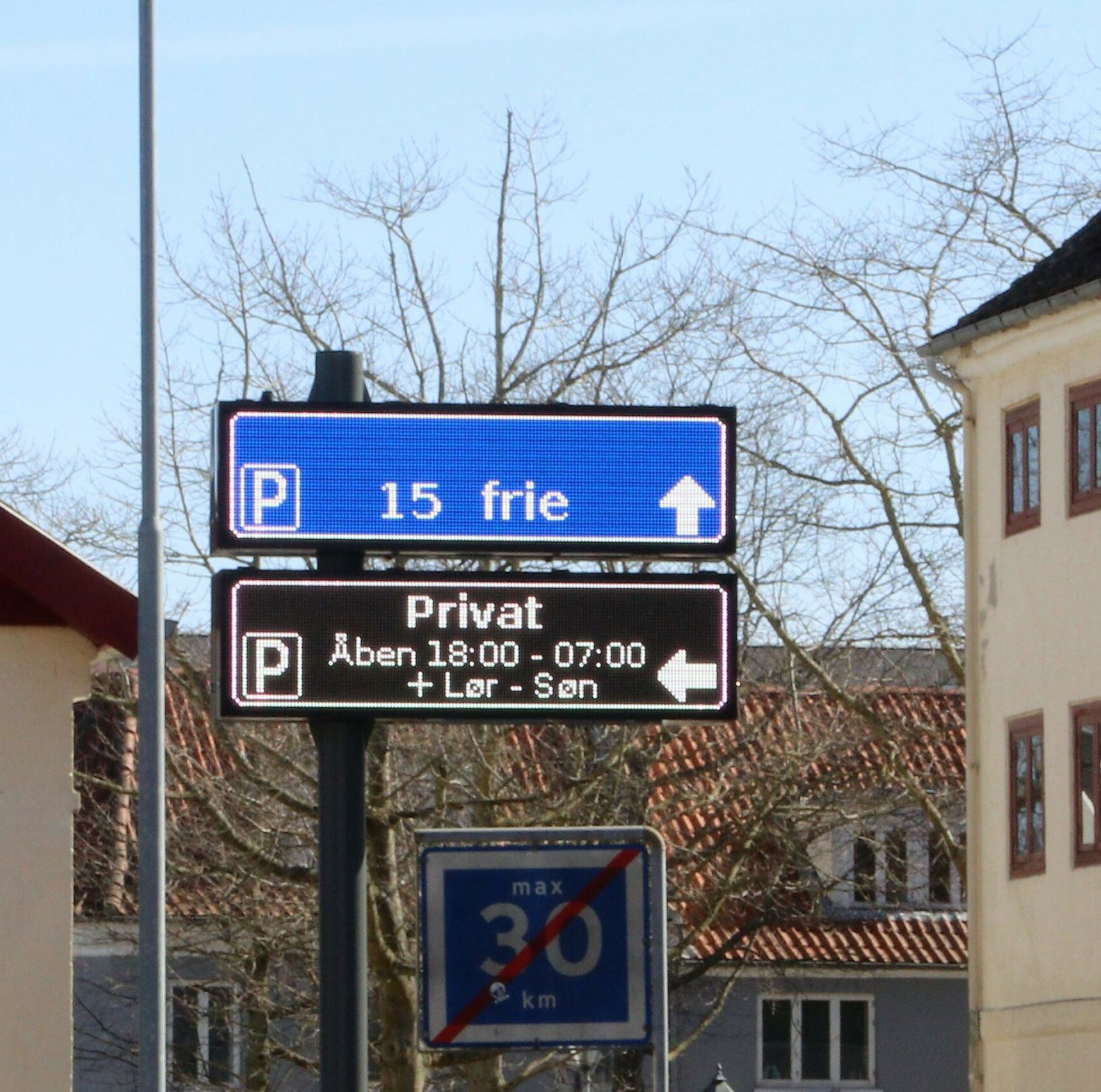Skilt der viser status på ledige parkeringspladser