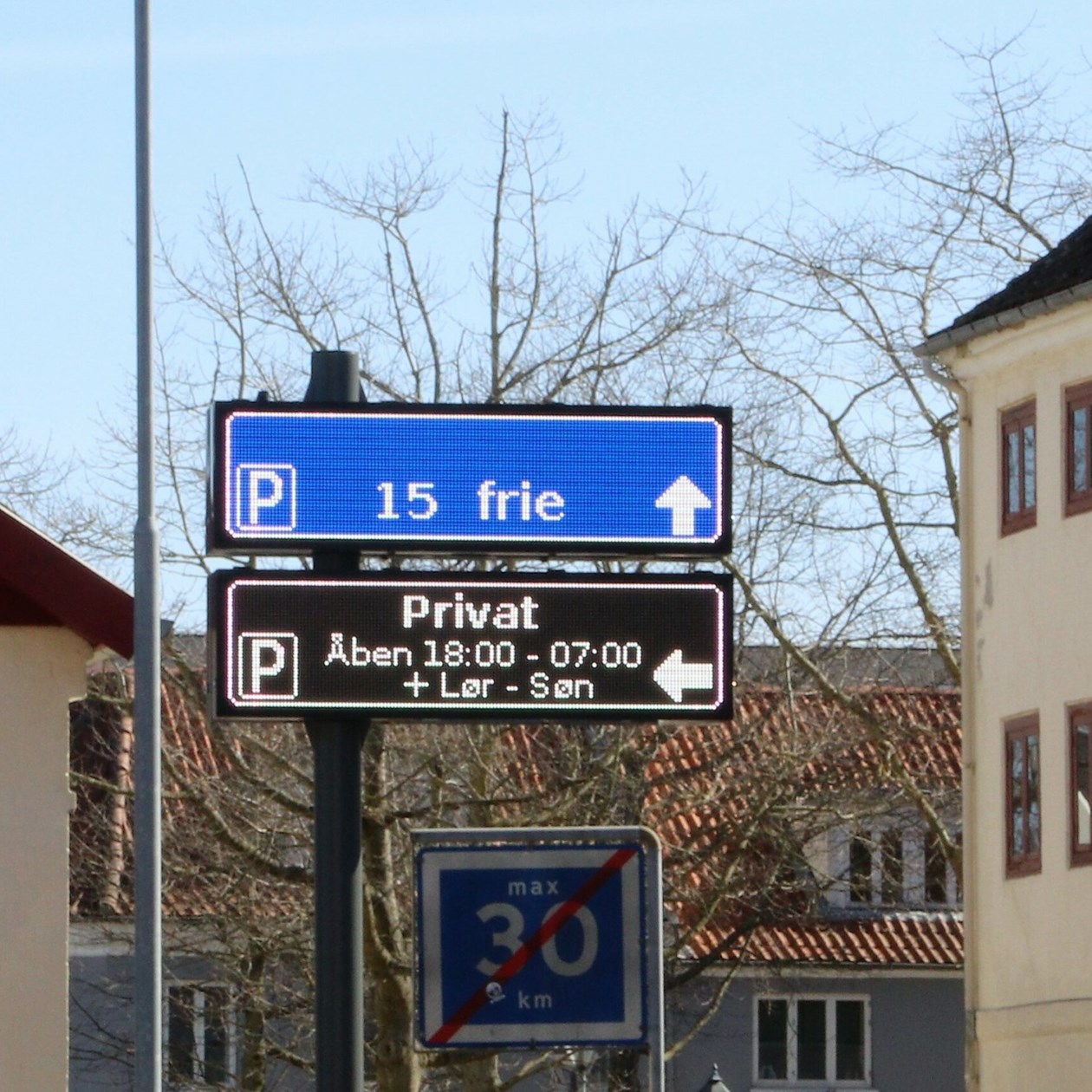 Skilt der viser status på ledige parkeringspladser