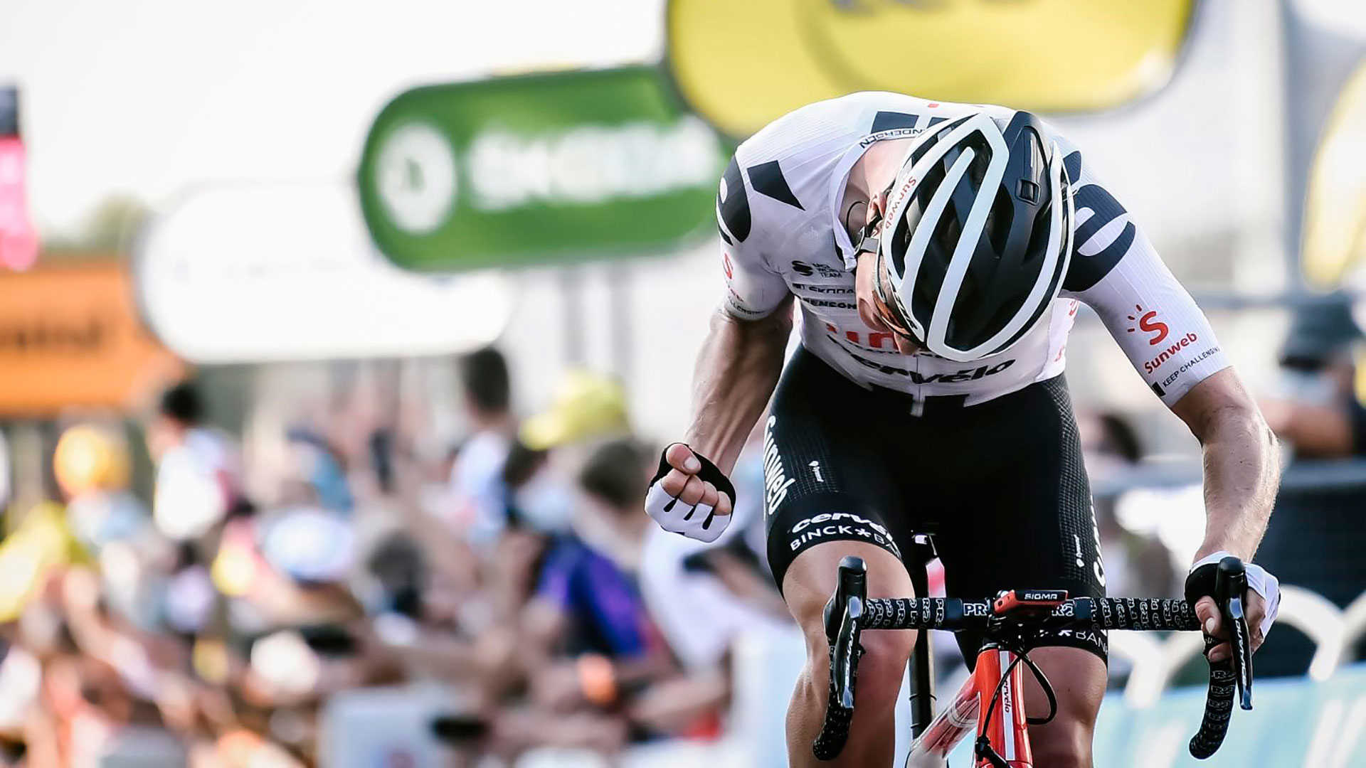 Cykelrytter på vej i mål