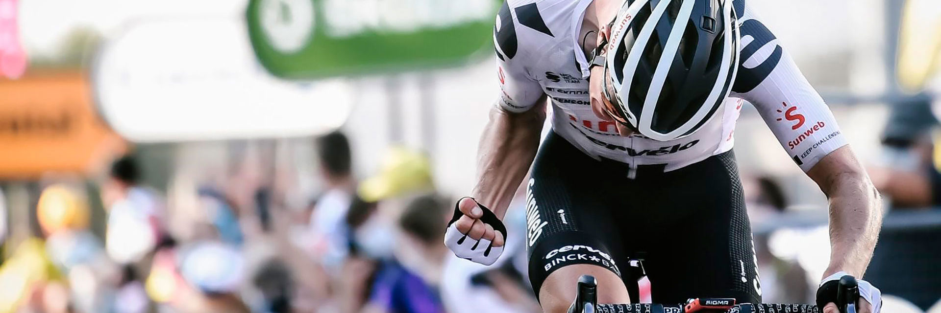 Cykelrytter på vej i mål