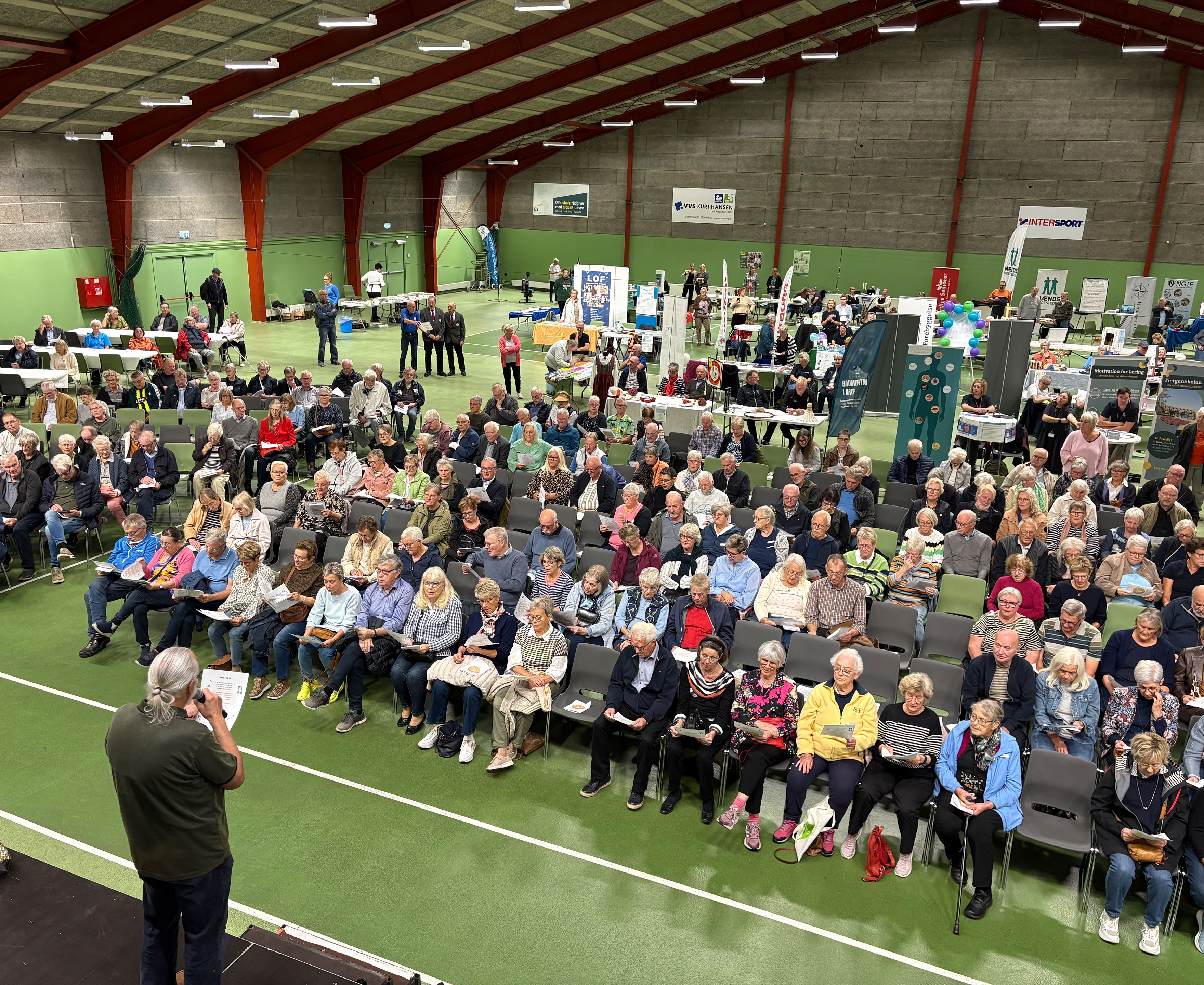 Tennishallen set fra oven til seniorlivsmessen 2025