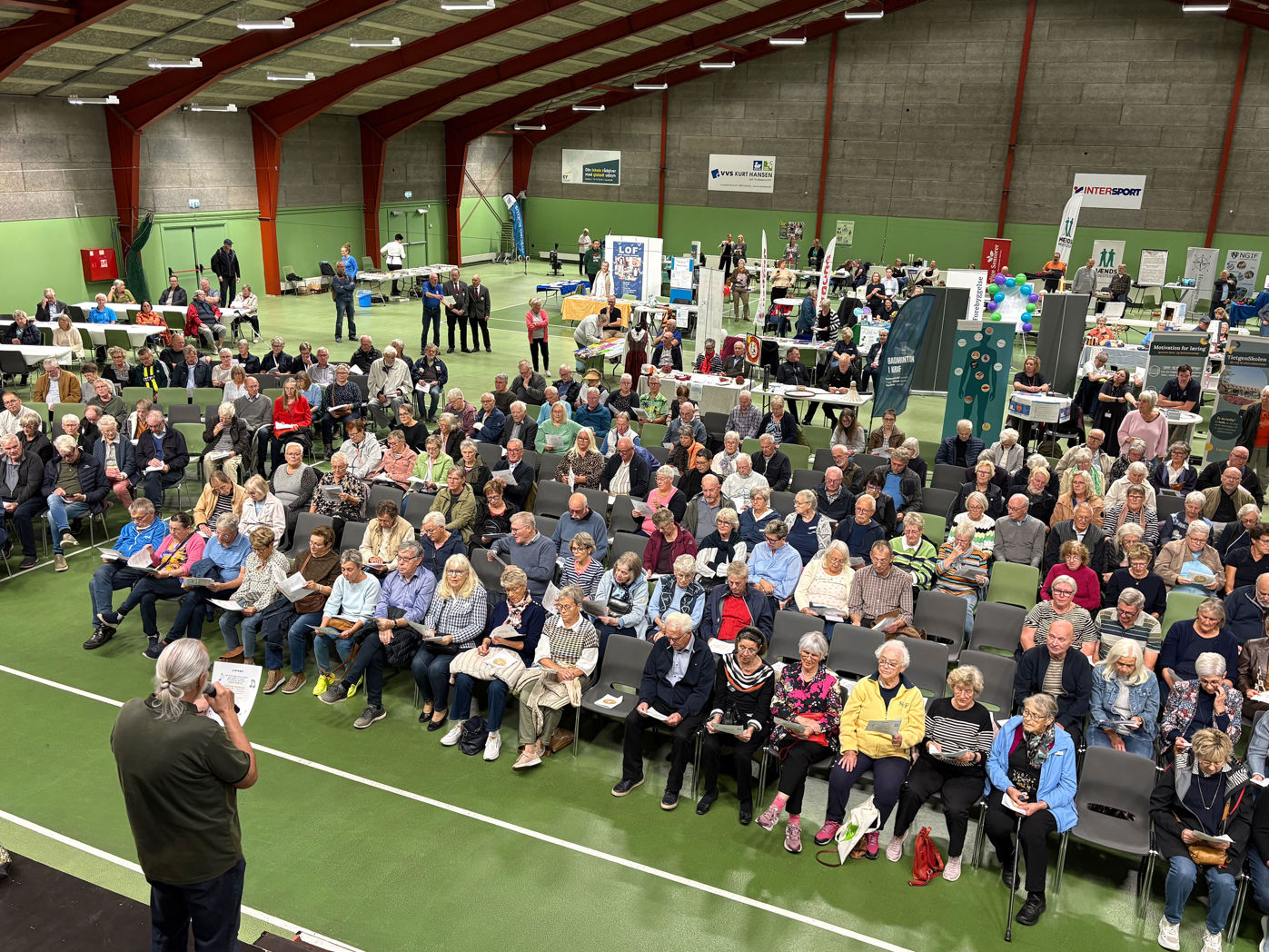 Tennishallen set fra oven til seniorlivsmessen 2025