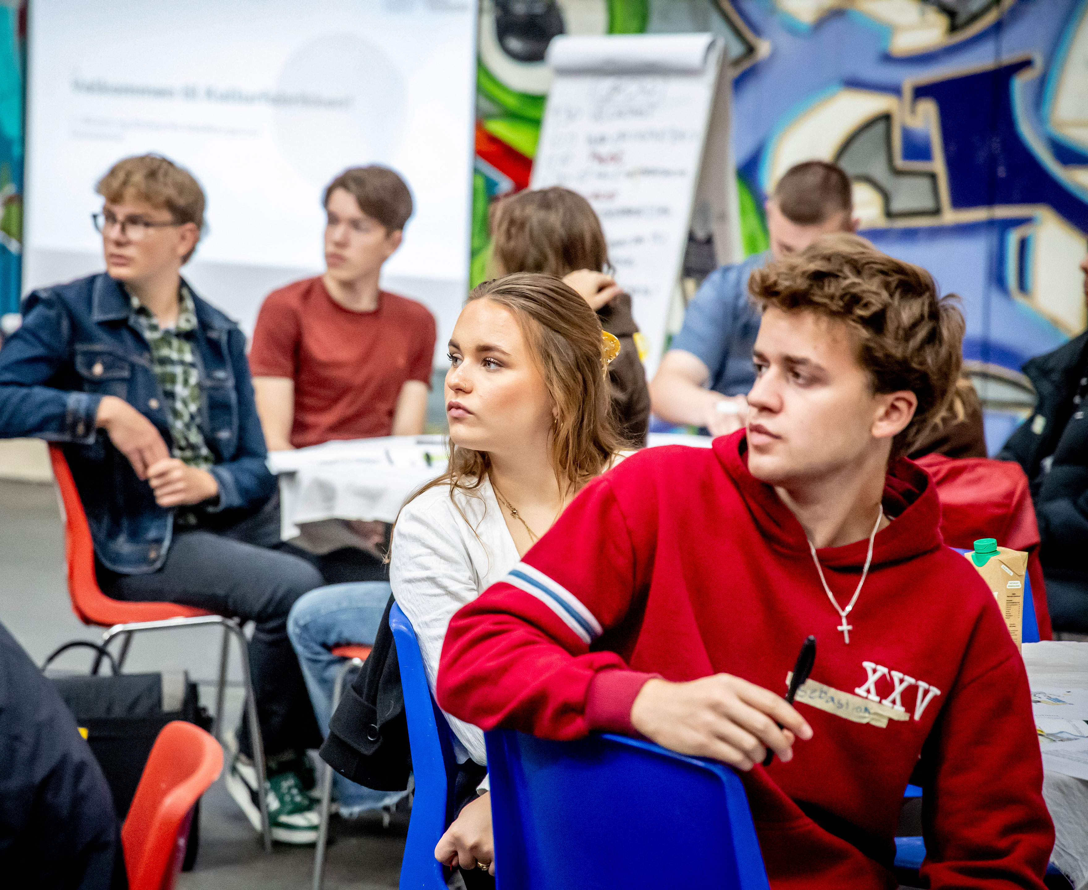 Unge der lytter til projektet We Do Democracy