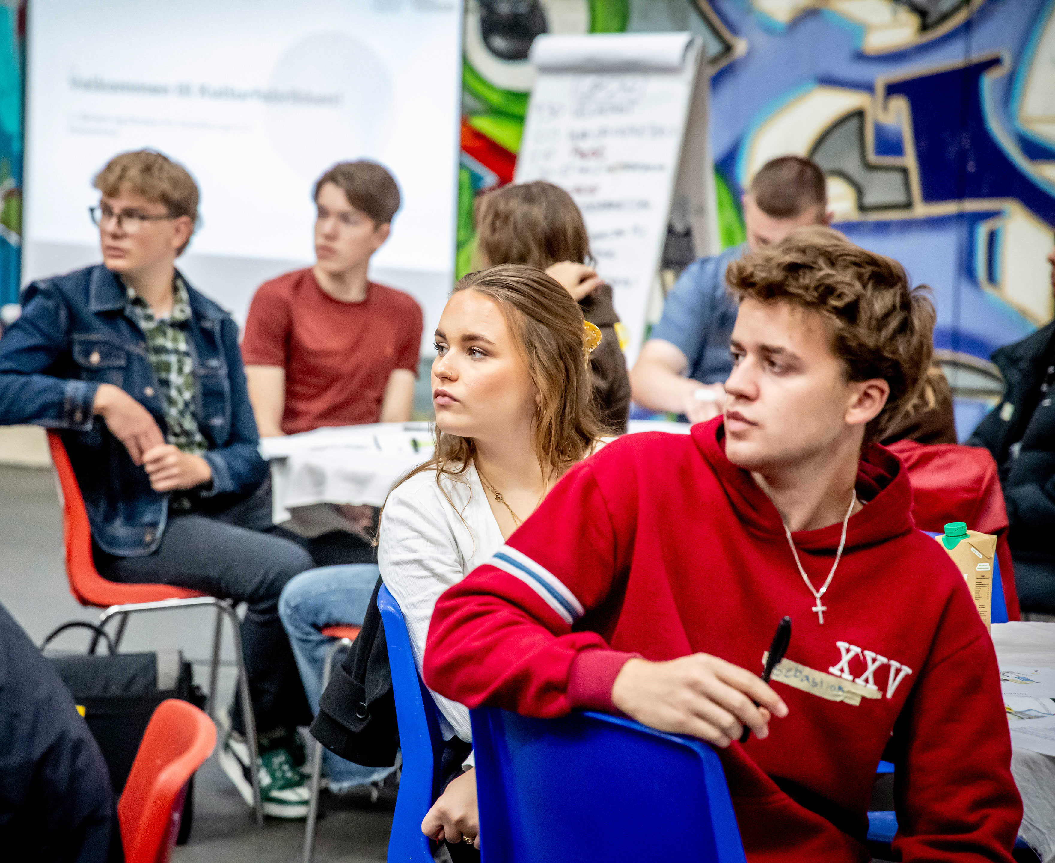 Unge der lytter til projektet We Do Democracy