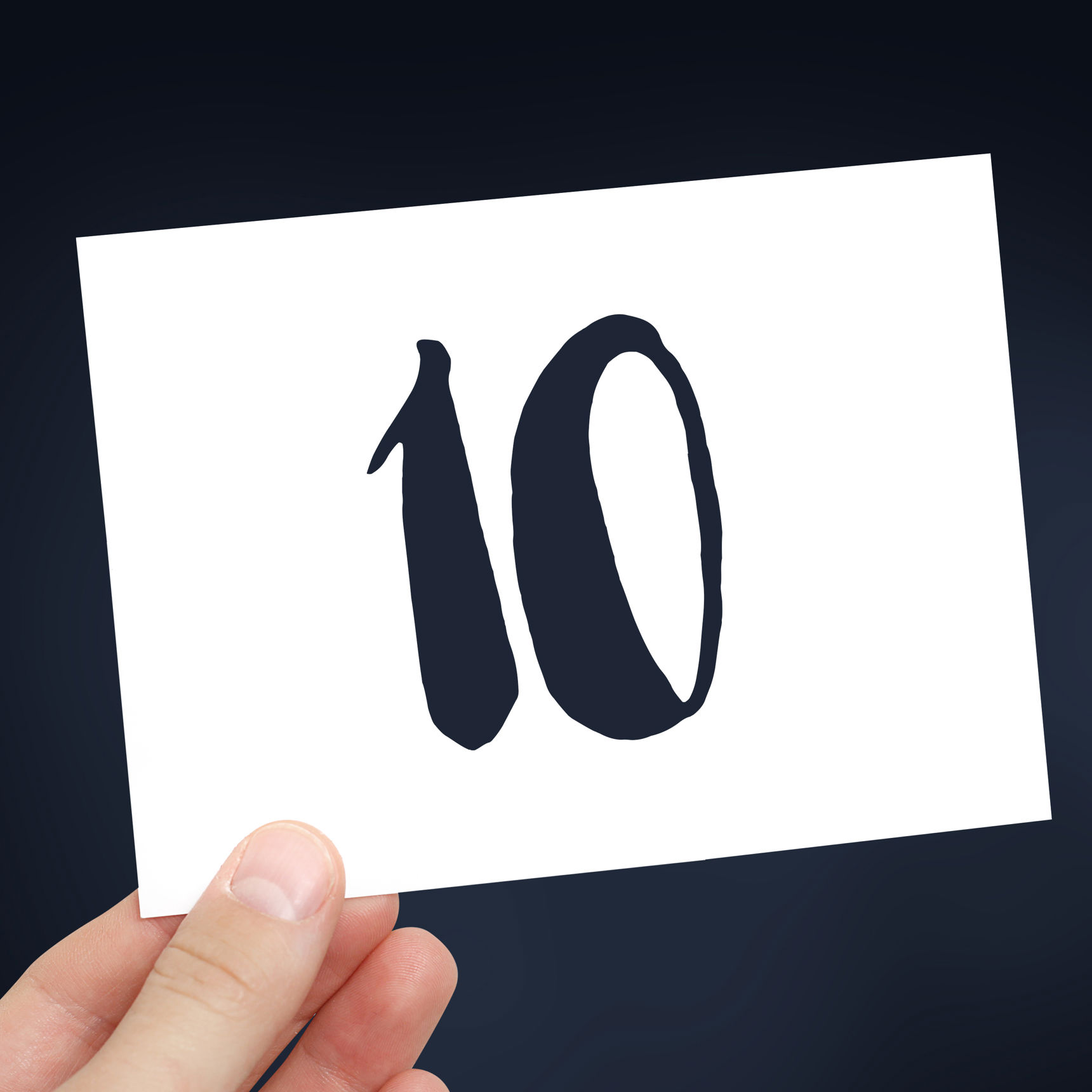 Hånd der holder seddel med tallet 10