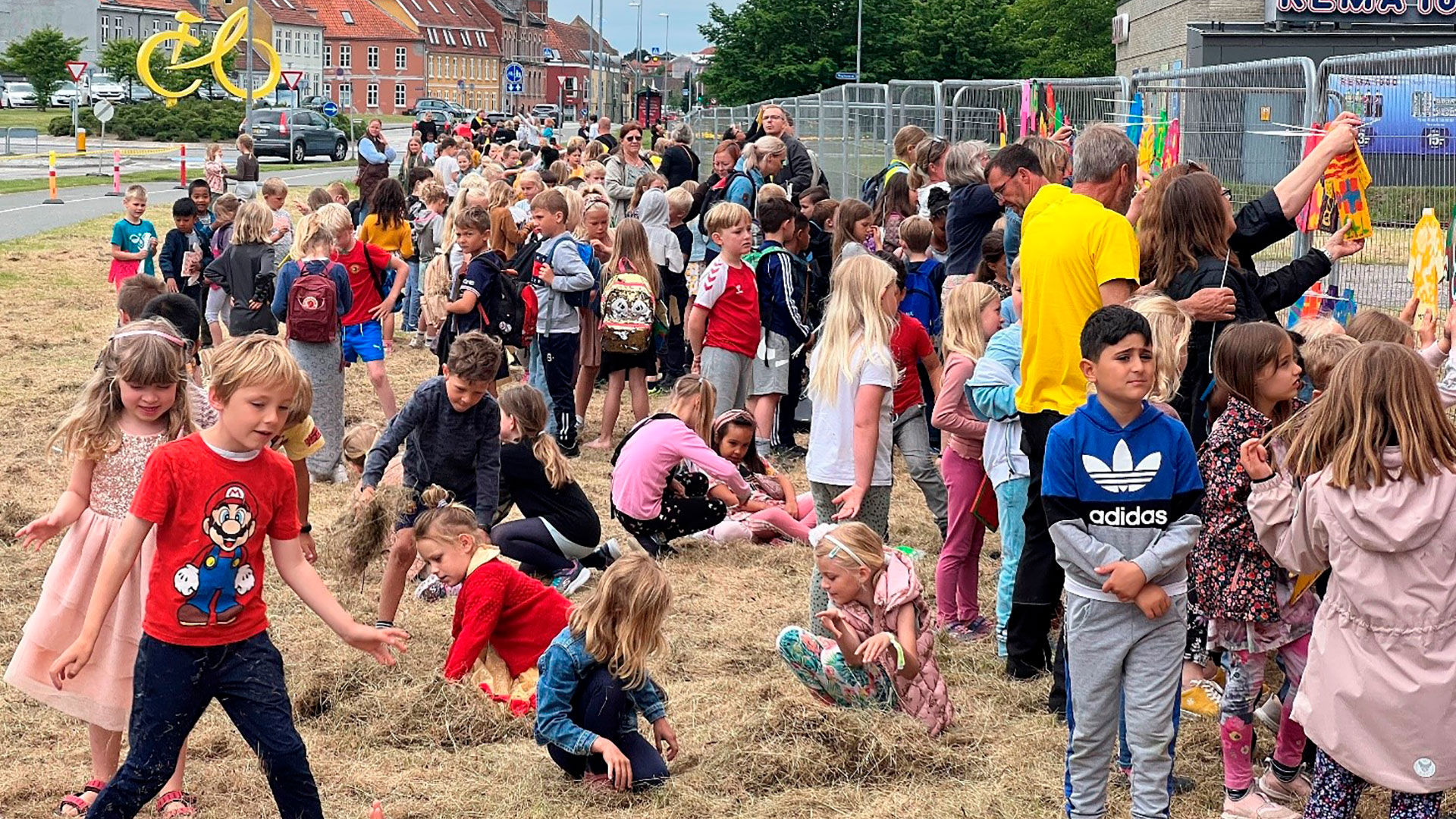 Børn der hænger små træ TDF trøjer op