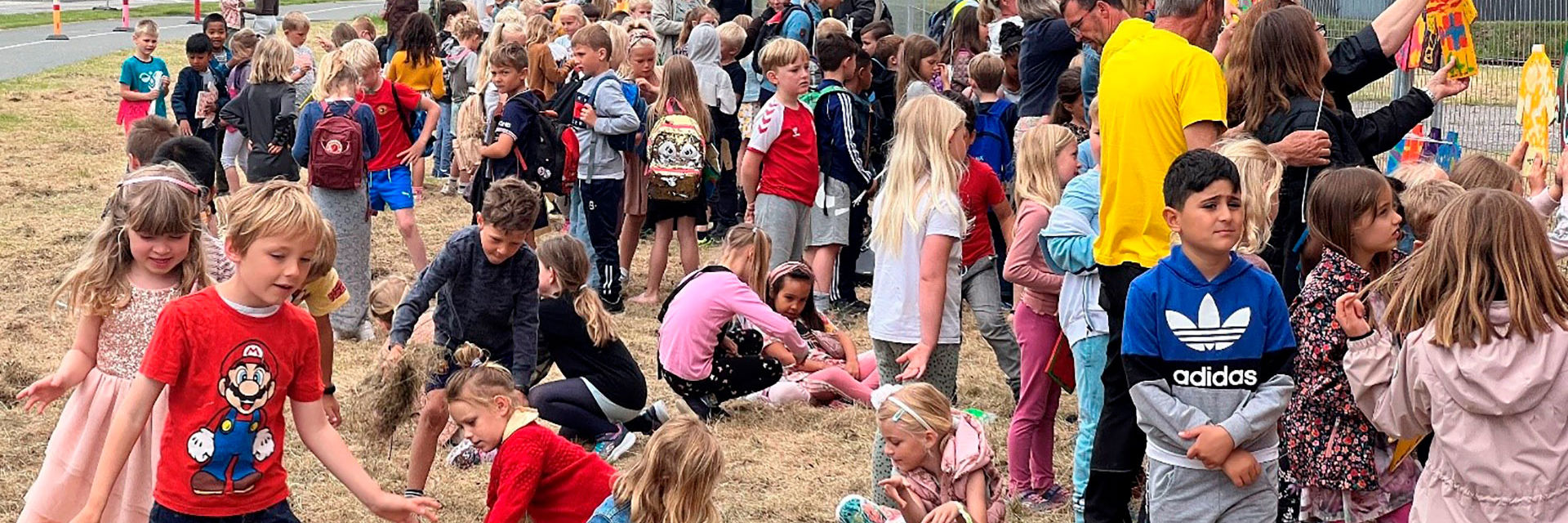 Børn der hænger små træ TDF trøjer op