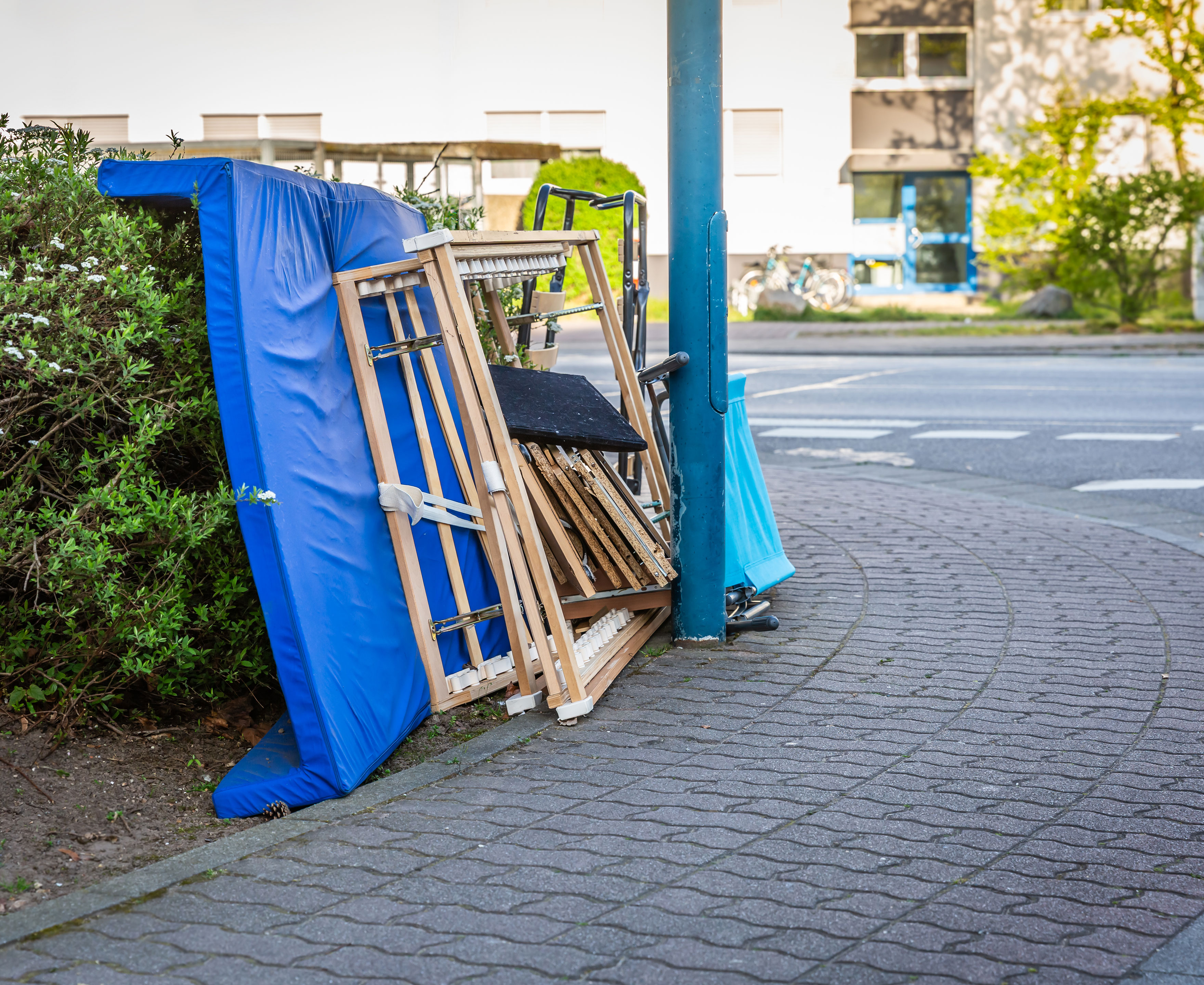 Storskrald i et bed bag en lygtepæl
