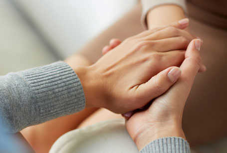 Hænder der holder om hinanden