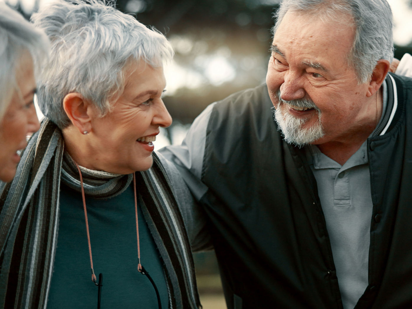 Glade seniorer i en kreds der taler sammen