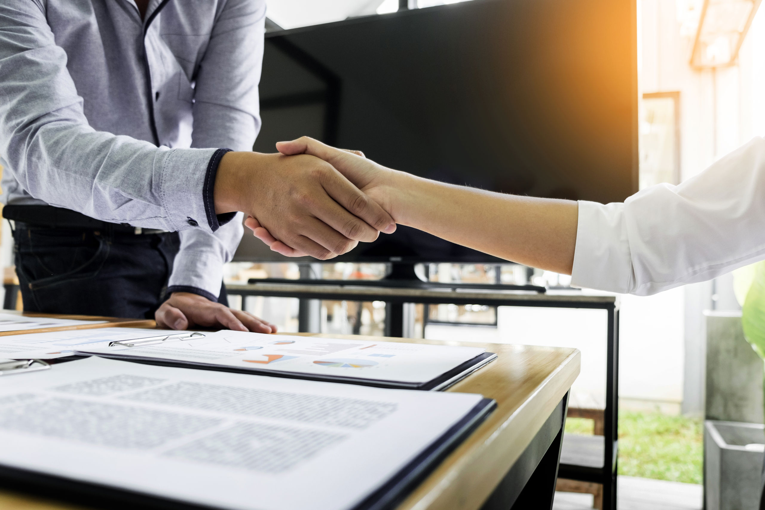 To der giver hinaden hånden