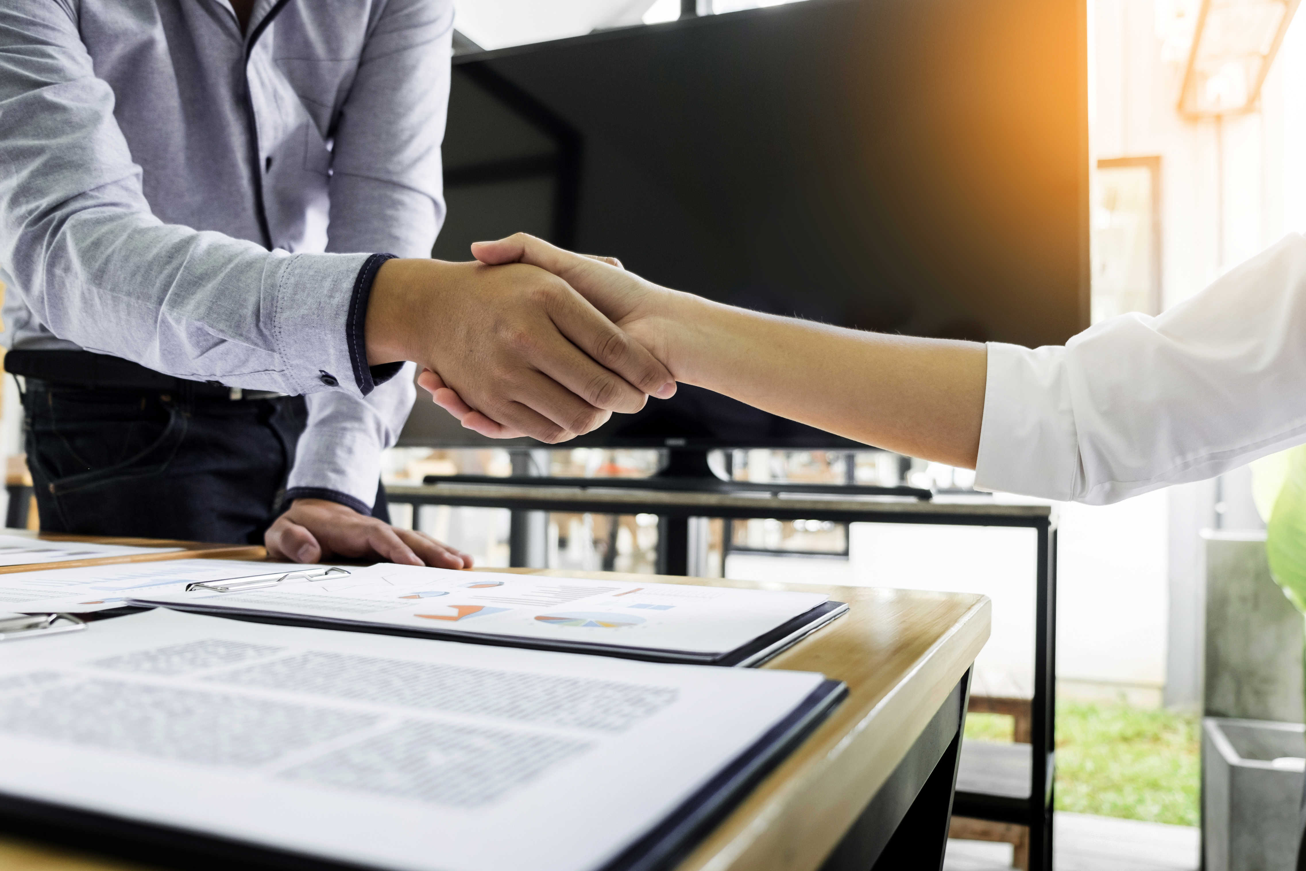 To der giver hinaden hånden