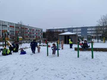 Børn der leger på en legeplads i snevejr i Island