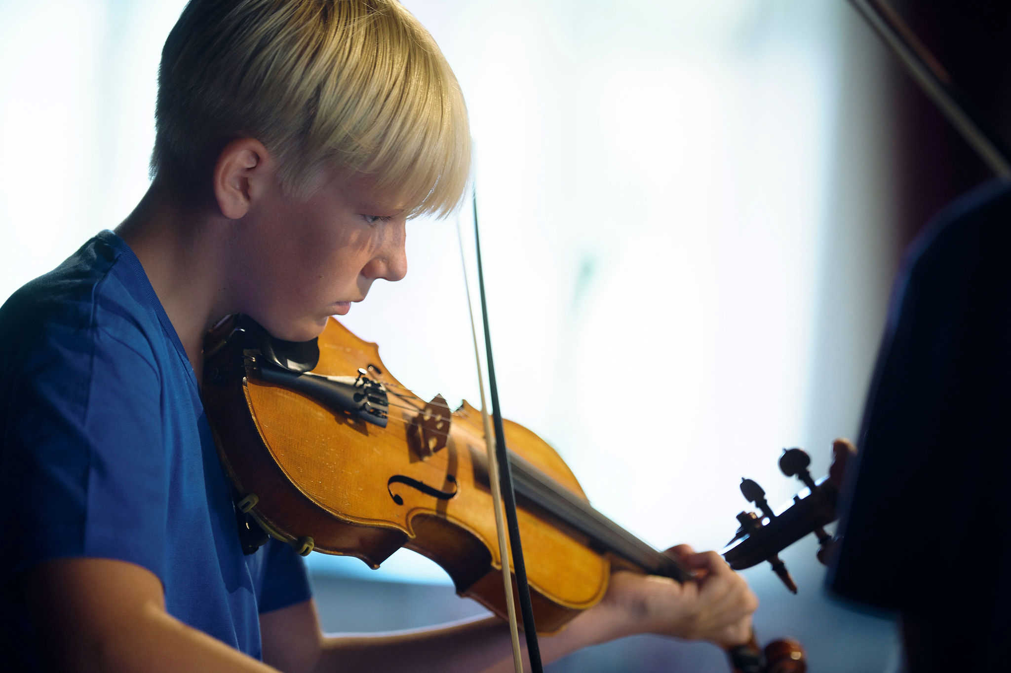 Musikskoleelev der spiller violin